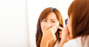 6 أشياء تزيد حب الشباب عند البنات