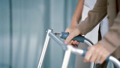 تخفيف التوتر للممرض الذي يهتم بمريض كبير السن: 8 نصائح